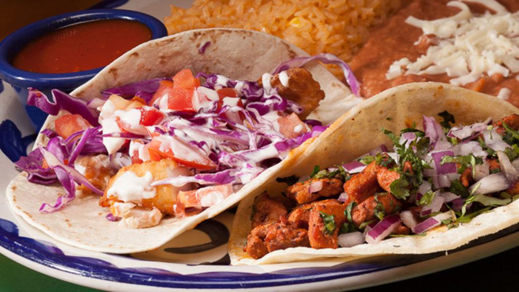 Tacos de Esquina de Taquería del Restaurante Mexicano La Mesa